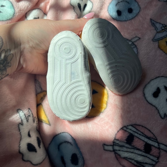 Nike Kids Shoes in White and Yellow - Picture 8 of 8